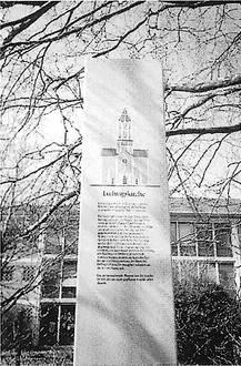 Stele zur Erinnerung an die Alte Ludwigskirche an der Habsburger Straße/Ecke Rheinstraße